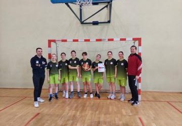 I miejsce w gminnych zawodach z koszykówki dziewcząt w Kleczy Dolnej.